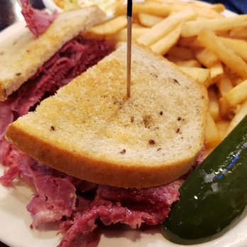 Norton's Restaurant - Corned Beef Sandiwch and Fries - American Near Me - Highland Park, Illinois
