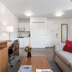 Marshall Suites Bainbridge Island, SureStay Collection - King Guest Room