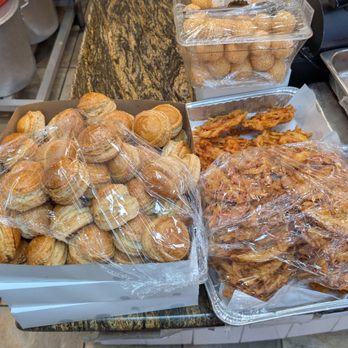 Thanh Son Hien Khanh - Pate chaud, sweet potato shrimp cakes, mung bean rice balls - Vietnamese Near Me - San Jose, California Thanh Son Hien Khanh - Pate chaud, sweet potato shrimp cakes, mung bean rice balls - Vietnamese Near Me - San Jose, California