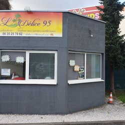 L'Délice 95 - Petite zone de table sur la gauche... Service dispensé par une seule personne nommée Luc.