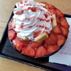 Ho Bong Korean Dessert Cafe - Strawberry cheese bingsu