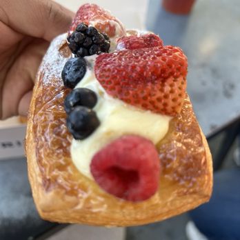 Paris Baguette - Berry Tart - Coffee & Tea Near Me - Mountain View, California Paris Baguette - Berry Tart - Coffee & Tea Near Me - Mountain View, California