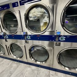 Lavanderia El Guero Laundromat - Massive dryers that allow you to choose from 20 minute increments and fully accept Apple Pay.