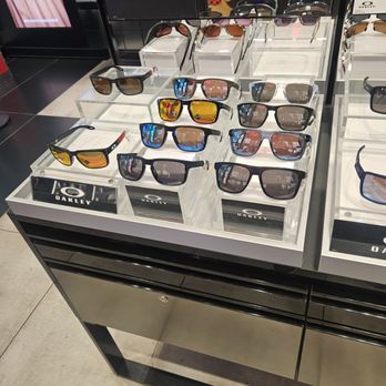 Sunglass Hut - Oakley sunglasses - Sunglasses Near Me - Burbank, California