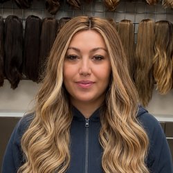 Shuly Wigs - Cancer patient with her new wig