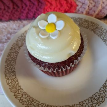 La Luna Cupcakes - Red velvet cupcake, shelter in place - Desserts Near Me - San Francisco, California La Luna Cupcakes - Red velvet cupcake, shelter in place - Desserts Near Me - San Francisco, California