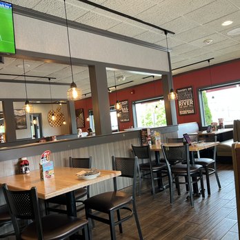 Applebee's Grill + Bar - The dining room. - Sports Bars Near Me - Littleton, New Hampshire Applebee's Grill + Bar - The dining room. - Sports Bars Near Me - Littleton, New Hampshire