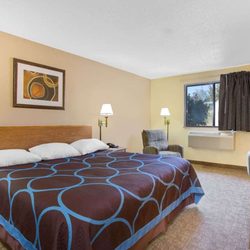 Super 8 by Wyndham Lewisburg - Guest room