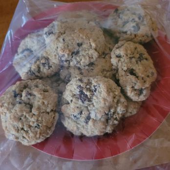 Houston's Trails End Restaurant - I added a picture of the cookies cause I couldn't figure out how to add the video of the buzzing neon. - American Near Me - Kanab, Utah