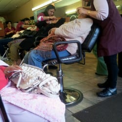 Mehak Beauty Parlor - I was waiting so I took pics lol.....As you can see they can be busy.