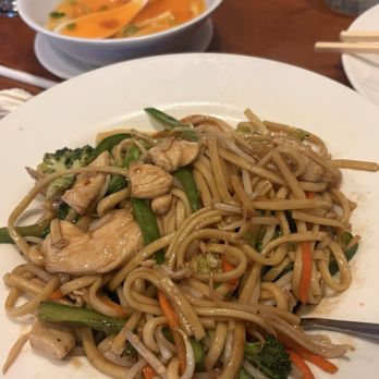 Mai Lee - Chicken lo mein - Vietnamese Near Me - Saint Louis, Missouri