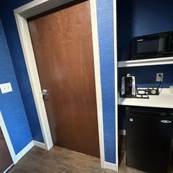 Holiday Inn Express & Suites Milledgeville - Entrance- bathroom
