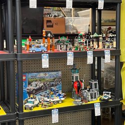 Bricks & Minifigs