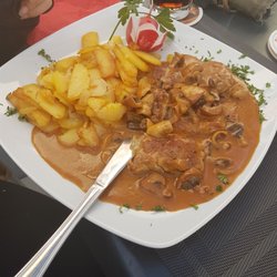 Zum Anglerheim - Schweinemedaillons mit pilzrahmsauce und Schwenkkartoffeln