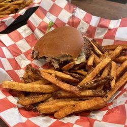 Burgerworx - Single burger and fries