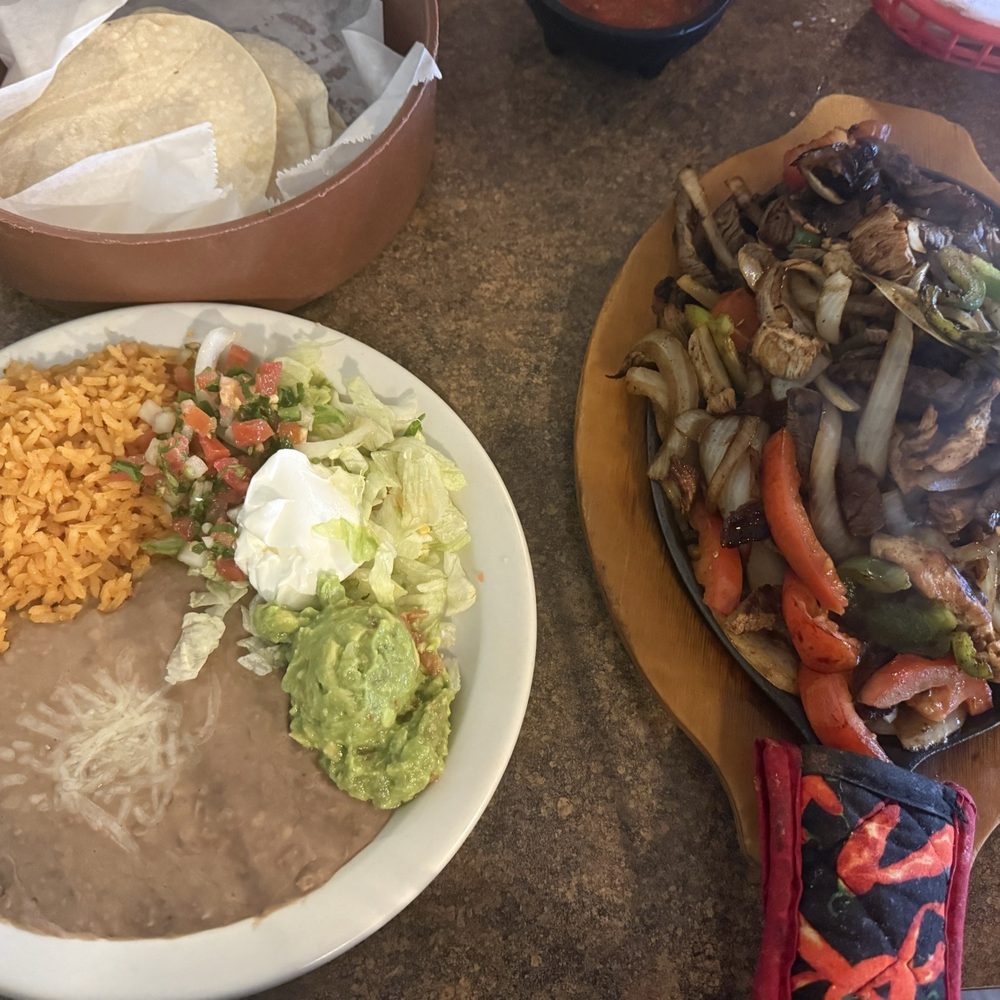 Las Palmeras - Steak & chicken sizzling fajitas with toppings - Mexican Near Me - Grove, Oklahoma Las Palmeras - Steak & chicken sizzling fajitas with toppings - Mexican Near Me - Grove, Oklahoma