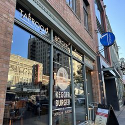 Kegger Burger - Outside