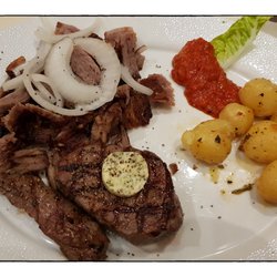 Restaurant Lukullion - Lammfilet & Rinderfilet Mignon gegrillt mit Gyros vom Drehspieß Beilage: Rosmarin-Kartoffeln und hausgemachte Paprika-Paste