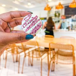 Růže Cake House - Pistachio Rose Macaron