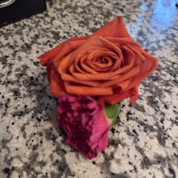Lost two flowers when I unwrapped a mixed bouquet Lost two flowers when I unwrapped a mixed bouquet