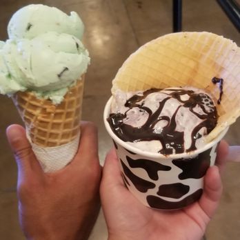 Cobblestone Creamery - Mint chocolate chip waffle cone, small waffle bowl with cheesecake ice cream, blackberries, fudge. - Ice Cream & Frozen Yogurt Near Me - Medicine Park, Oklahoma