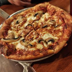 Elliott Bay Pizza & Pub - Highlander (pepperoni, mozzarella, mushrooms)