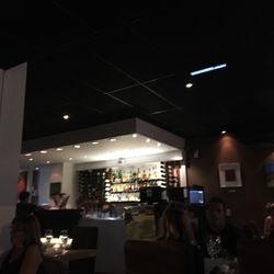 SushiClub - RE linda ambientación y decoración de cuadros muy originales.