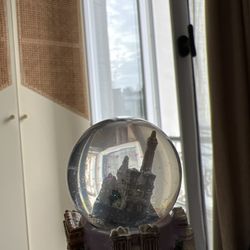 Musée City - Snowglobe with a misglued interior figure.