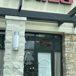 Luxurious Nails - Horrible customer service!