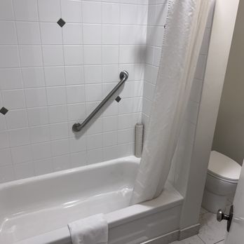 THE SYLVIA HOTEL - clean and tidy bathtub and toilet - Hotels Near Me - Vancouver, British Columbia THE SYLVIA HOTEL - clean and tidy bathtub and toilet - Hotels Near Me - Vancouver, British Columbia