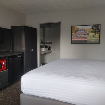 Americana Modern Hotel - Beautifully clean room!! - Hotels Near Me - Redding, California Americana Modern Hotel - Beautifully clean room!! - Hotels Near Me - Redding, California