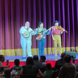 "Country Roads" Entertainment before the show started