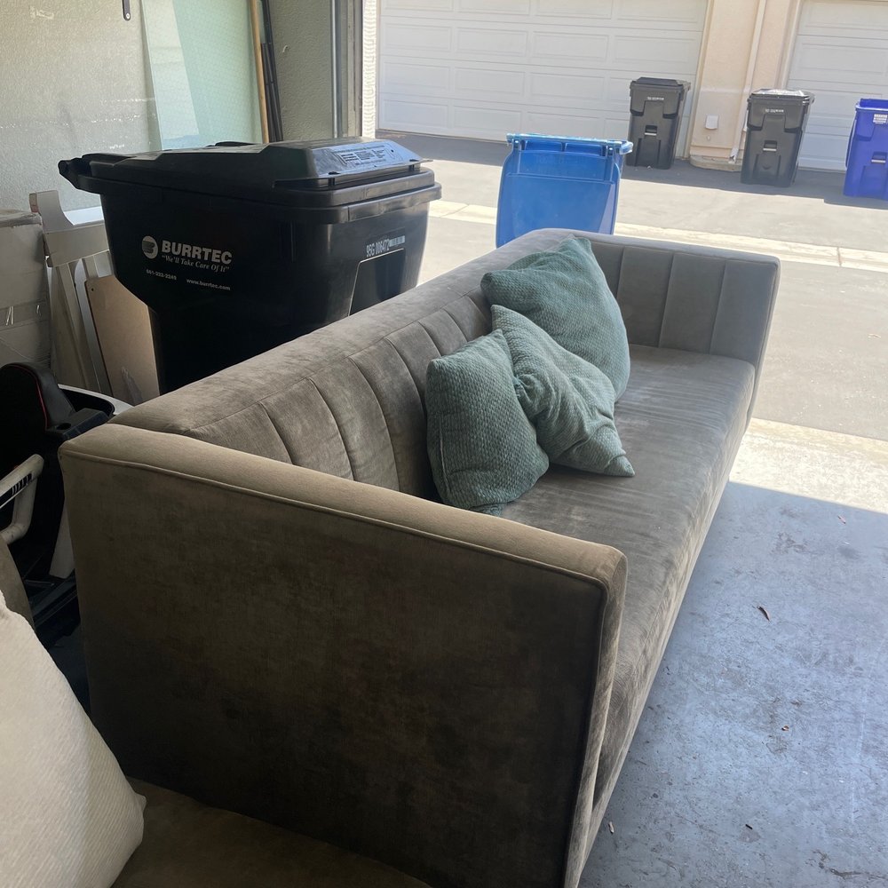 Lugg - The couch they left after telling them it was canceled and do not bring it and still refused to listen and did anyway .... - Movers Near Me Lugg - The couch they left after telling them it was canceled and do not bring it and still refused to listen and did anyway .... - Movers Near Me
