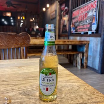 Van's Barbecue - a bottle of beer on a table - Barbeque Near Me - Oakville, Texas