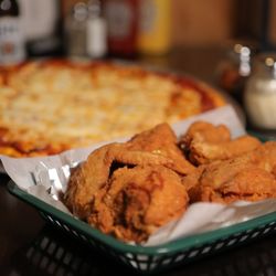 Skinners Pub & Eatery - Great pizza and chix all the time and even better with the Monday Special!