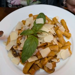 Il Quadrifoglio - Rigatoni mit Champignons und Parmesan