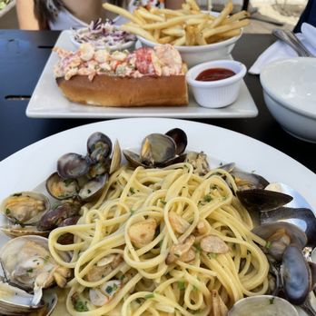 The Sunset Restaurant - Linguini clams & Lobster Roll - New American Near Me - Malibu, California The Sunset Restaurant - Linguini clams & Lobster Roll - New American Near Me - Malibu, California
