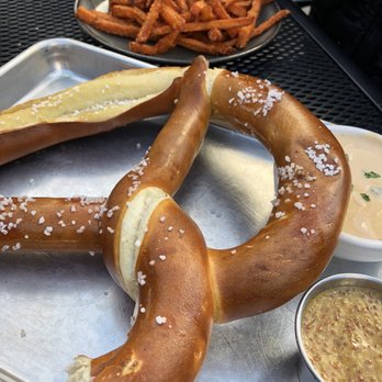 Sunriver Brewing Co - Sunriver Pub - Pretzel and sweet potato fries! - Brewpubs Near Me - Sunriver, Oregon