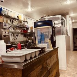 Pearl's Deluxe Burgers - Inside view