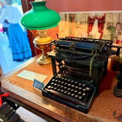 Queen Anne Cottage & Coach Barn - Loved the antique typewriter in library room on the tour inside the Queen Anne Cottage! (Holiday season 2025)