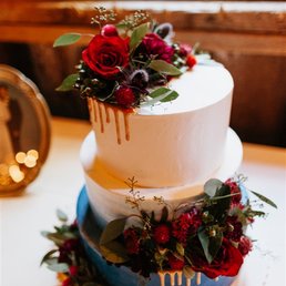 HIGHLY RECOMMEND if you want a beautiful and DELICIOUS cake!