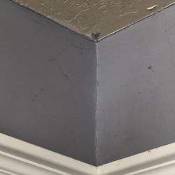Heritage Inn Bed & Breakfast - Dirty walls full of spider webs & spiders