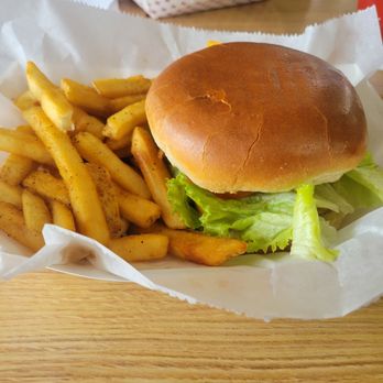 Captain's Corner - Cheeseburger and fries - Burgers Near Me - Smithville, Missouri
