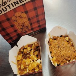 Smoke's Poutinerie - Pulled pork & traditional poutine