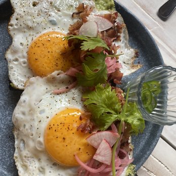 Fresco's - Fried egg on toast (with bacon and avocado purée) - Mexican Near Me - Tulum, ROO
