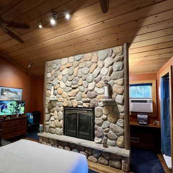 Wild Goose Inn - Great Lakes Suite - Hotels Near Me - East Lansing, Michigan Wild Goose Inn - Great Lakes Suite - Hotels Near Me - East Lansing, Michigan