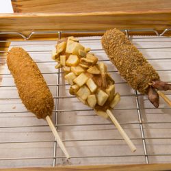 Two Hands Hotdog