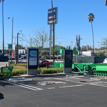 Amazon Fresh - Free EV charging by Volta - Grocery Near Me - Pasadena, California