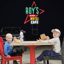 Kiddos eating snacks from the convenience store.
