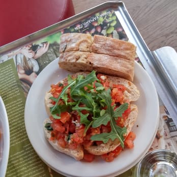 Vapiano - Bruschetta und Brot mit Oliven - Italian Near Me - Wuppertal, NW Vapiano - Bruschetta und Brot mit Oliven - Italian Near Me - Wuppertal, NW